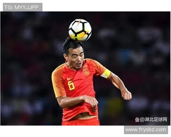 中国足球明星遭遇网络暴力引发热议球迷对其表现的不满与期待交织 中国足球明星遭遇网络暴力引发热议球迷对其表现的不满与期待交织